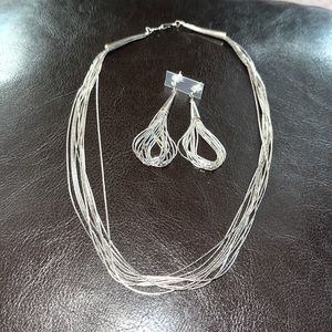 Choker set attached to the neck.